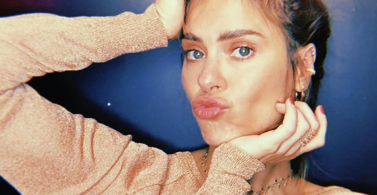 Carolina Dieckmann relembra ensaio fotográfico e arranca elogios dos fãs: ”Lindíssima”