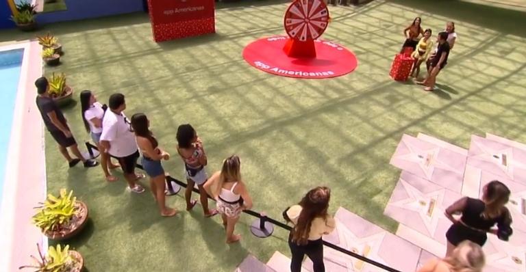 BBB 20: Em dinâmica, Rafa Kalimann presenteia filho de Babu e web se derrete: ”Mulher incrível!”