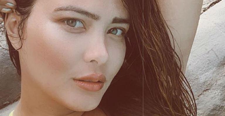 No Ceará, Geisy Arruda posa com maiô que quase mostra demais e brinca: ”Esperando a chuva”