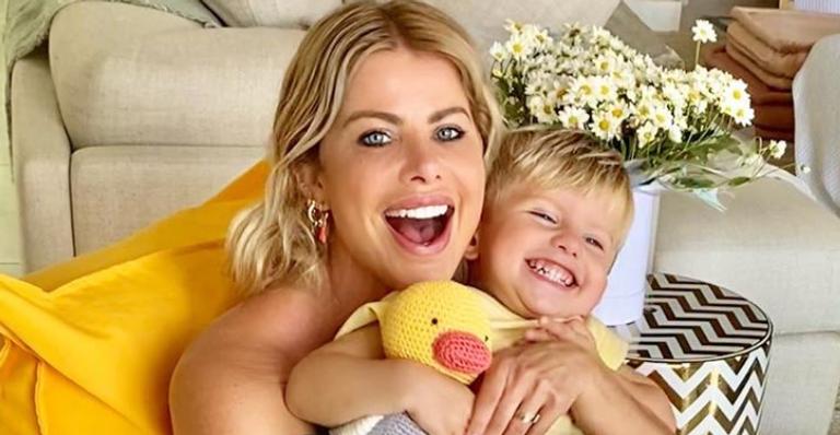 Karina Bacchi exibe filho tentando ajudar nos afazeres e dispara: ”Independente e prestativo”