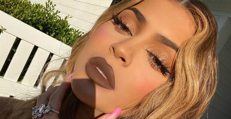 Kylie Jenner revela seu cabelo natural e aposta em novo visual