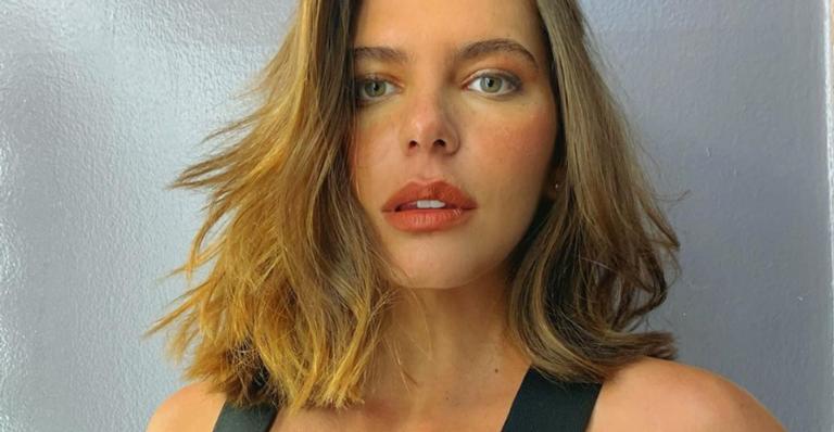 Mariana Goldfarb surge em clique ousado e dá dicas para fãs: ”Bebam água”