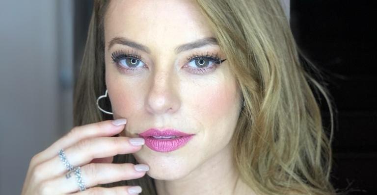 Paolla Oliveira abusa da transparência e aposta em tapa-seio brilhante: ”Imagens fortes!”