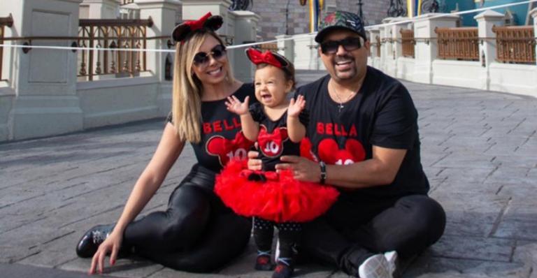 Cantor sertanejo Edson e a sua esposa, Deia Cypri, celebram dez meses da filha na Disney