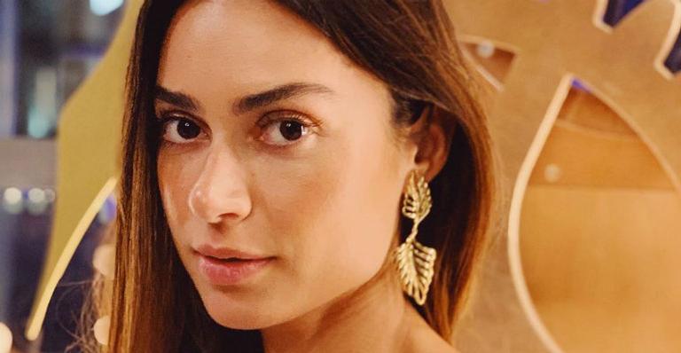 Thaila Ayala aparece malhando com look e equipamento de academia azuis e brinca: ”Obsessão”