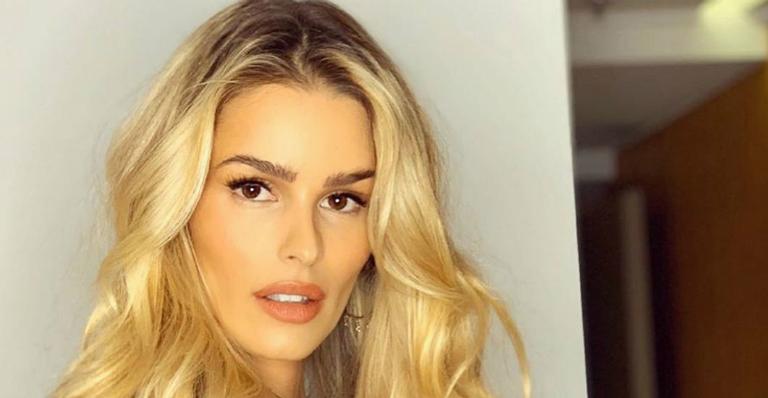 Yasmin Brunet posa de topless na praia e acaba revelando tatuagem escondida