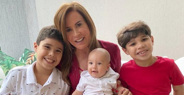 Zilu Godoi encanta ao posar com os netos: ”Minha saudade diária”