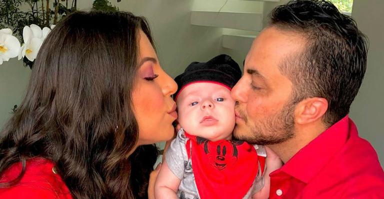 Andressa Ferreira posa com Thammy Miranda e o filho do casal, Bento, e brinca: ”Sextando”