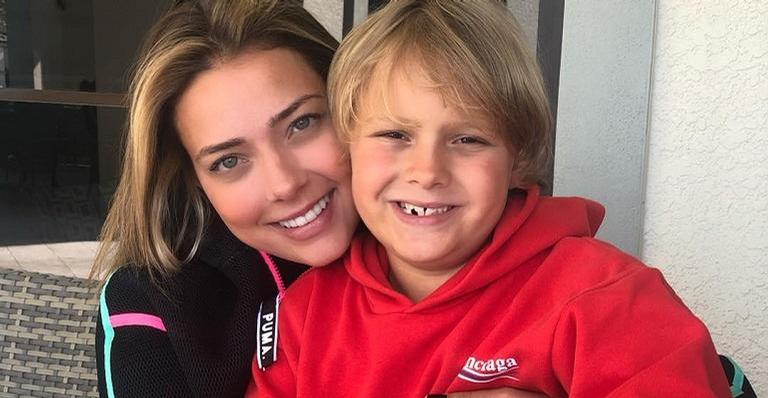 Carol Dantas posa fazendo careta com Davi Lucca e encanta web: ”Meu loiro lindo”