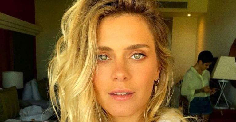 Carolina Dieckmann posa de biquíni ao pedir proteção: ”Que as águas nos abençoem”