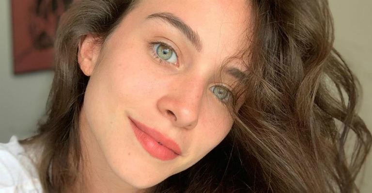 Laryssa Ayres faz clique de biquíni na praia e dispara: ”Desejo do dia!”