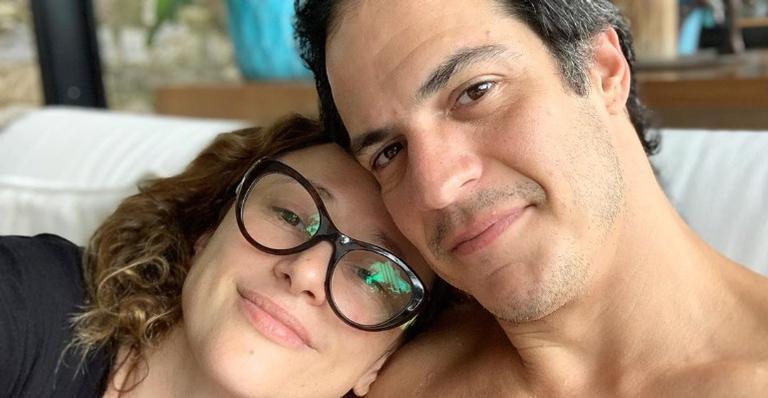 ”Peguei há 12 e ainda não to curado”, brinca Mateus Solano ao posar com a esposa