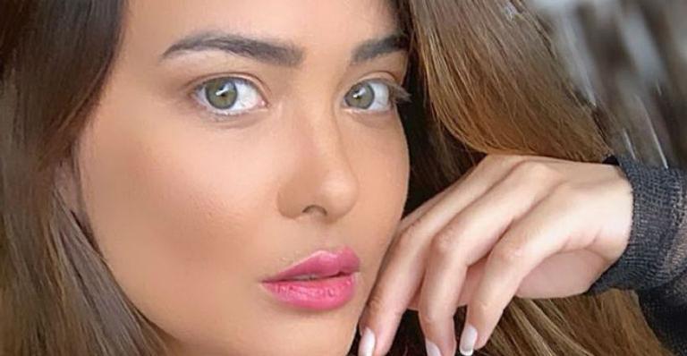 Geisy Arruda esquenta o clima nas redes sociais ao usar maiô cor de rosa que quase mostra demais