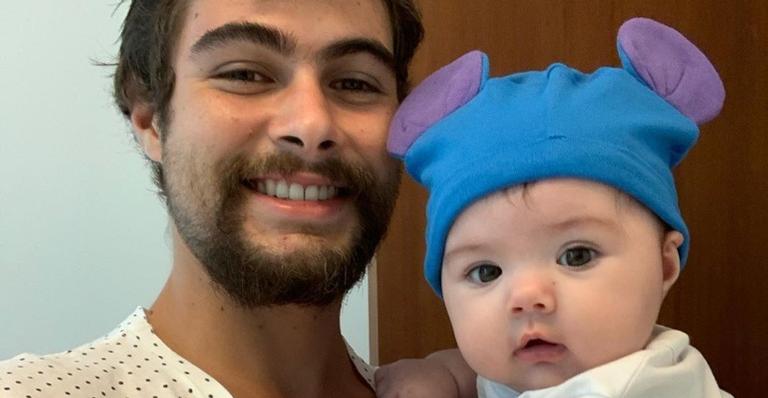 Rafa Vitti mostra momento de carinho com a filha Clara Maria