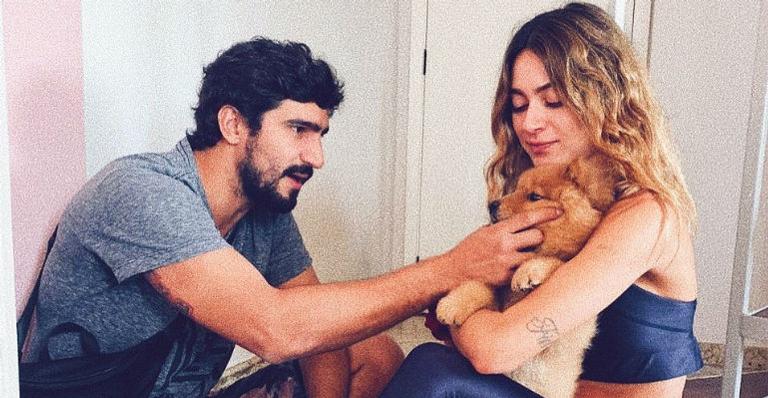 Thaila Ayala compartilha clique engraçado com Renato Goés e o novo cachorrinho do casal