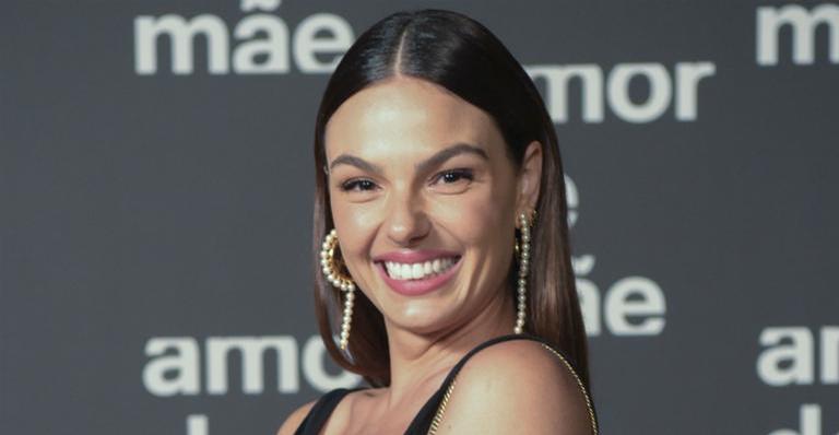 De biquíni, Isis Valverde surge plena em banho de sol e impressiona com elegância