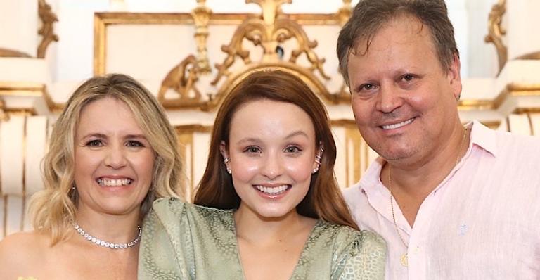Larissa Manoela parabeniza os pais em Bodas de Prata do casal: ”Meu maior exemplo”