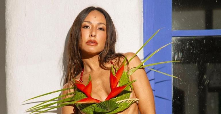 Na Bahia, Sabrina Sato posa com biquíni feito de plantas e arranca elogios: ”Belíssima”