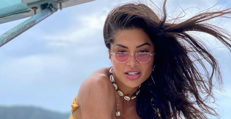 Sarada, Aline Riscado exibe o corpão ao posar de biquíni em Noronha e fãs elogiam: ”Deusa”