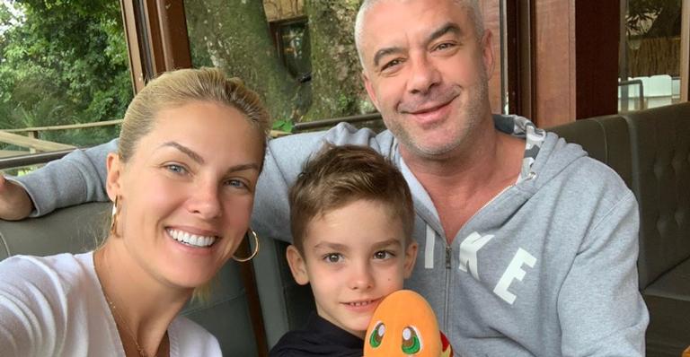 Ana Hickmann curte noite em família e se declara na web: ”Como eu amo vocês”