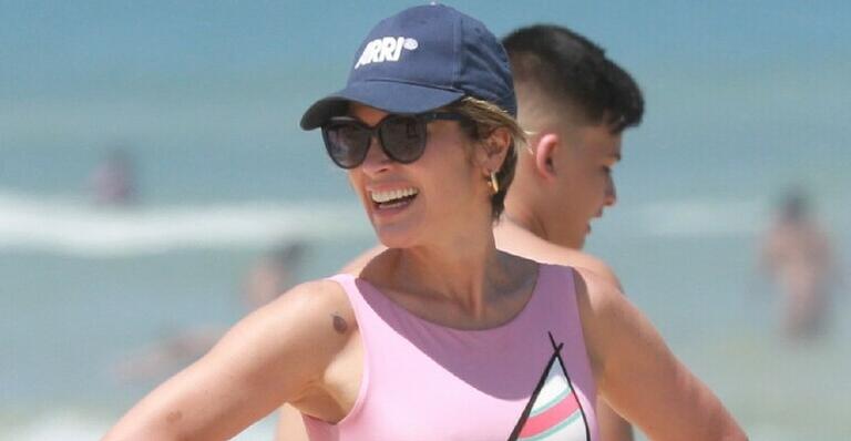 Flávia Alessandra é flagrada com as filhas em praia do Rio de Janeiro