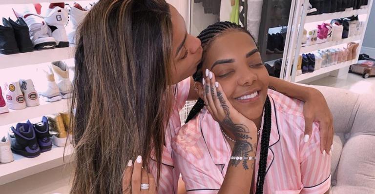 Ludmilla curte a noite em barco com a esposa, Brunna Gonçalves, e amigos