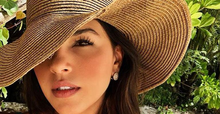 Mariana Rios surge com cauda de sereia e deixa Isis Valverde admirada