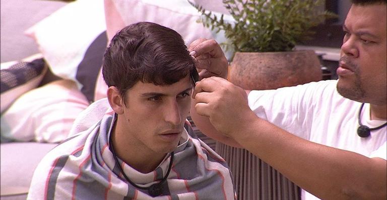 BBB20: Prior muda o visual e corta o cabelo: ”Cara de mau”