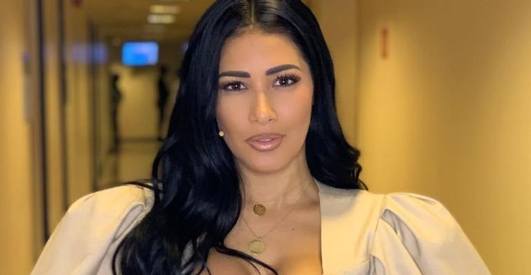 De lingerie, Simaria esbanja corpão no espelho e choca famosas com beleza