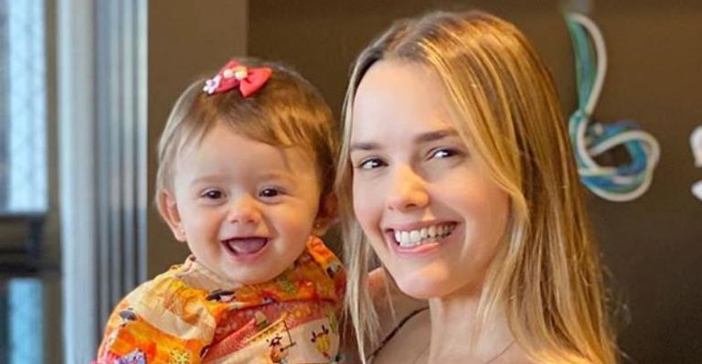 Thaeme Mariôto exibe independência da filha e encanta web: ”Fofura”