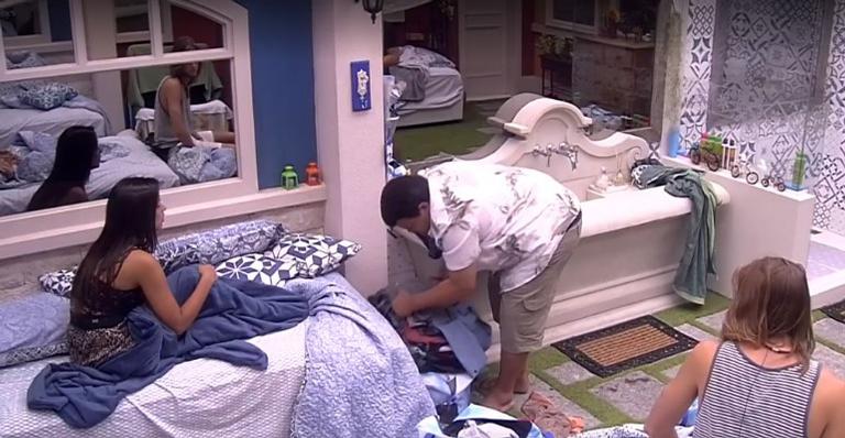 BBB20: Babu encontra suas roupas no chão e Ivy pergunta: ”Sem querer?”