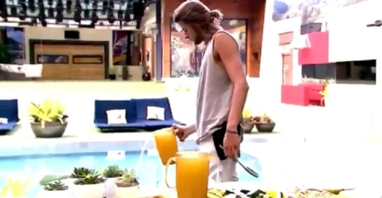 BBB 20: Daniel rega planta com suco de laranja do almoço e web desaprova: ”Noção passou longe!”