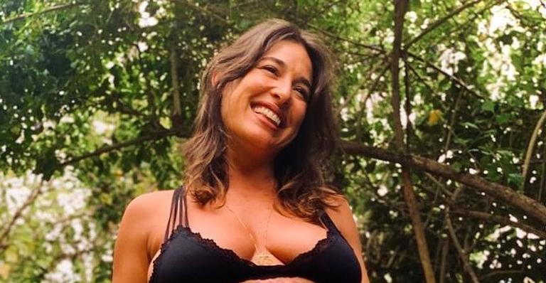Giselle Itiê posa de calcinha e sutiã e mostra corpo real apenas 15 dias após o nascimento do filho