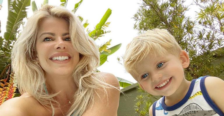 De quarentena, Karina Bacchi curte com Enrico e se declara: ”Melhor parte de estar em casa”