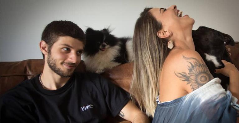 Mãe de Chay Suede curte momento com a neta e encanta web: ”Não quer desgrudar”