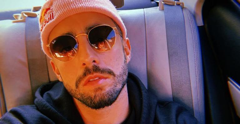 Pedro Scooby rebate críticas após aparecer de máscara: ”A fome mata mais”
