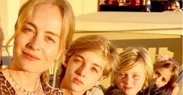Angélica mostra filhos estudando em casa por conta da quarentena: ”Por aqui todos na missão!”