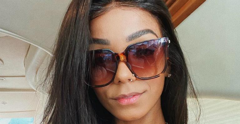 Brunna Gonçalves posa de biquíni durante passeio de lancha e ganha elogios: ”Que mulher”