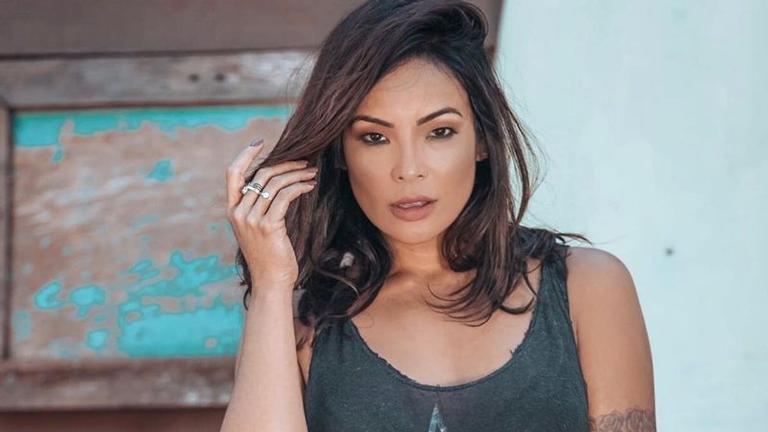 Carol Nakamura sensualiza de calcinha na cama e fãs vibram: ”Mulherão”