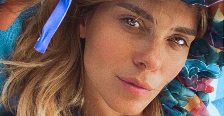 Durante a quarentena, Carolina Dieckmann descansa tomando café e alerta: ”Ficar em casa”