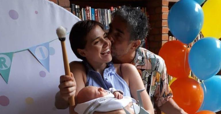 Leticia Colin posta vídeo fofo e comemora 4 meses de Uri: ”O mundo colapsando e um cafuné desses”