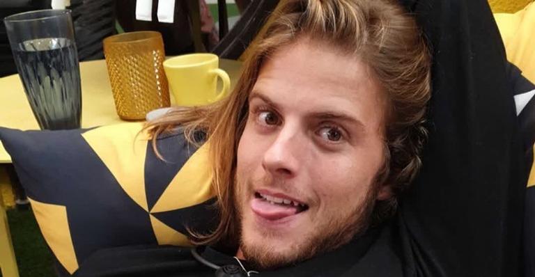 BBB 20: Opondo-se à todas as recomendações de higiene, Daniel pega barata na mão e leva bronca
