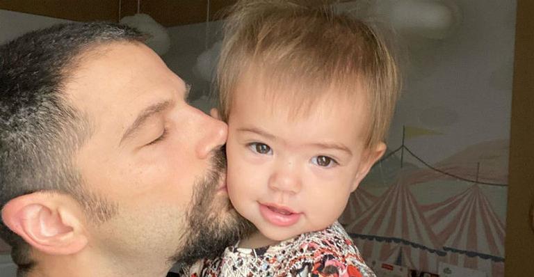 Duda Nagle compra máquina de bolhas de sabão para Zoe e encanta a web com vídeo de sua reação