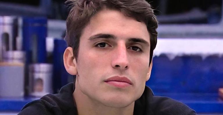 BBB20: Nas redes sociais, Felipe Prior faz pose divertida em registro da infância