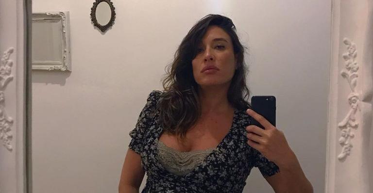 Giselle Itié posa amamentando o filho e fala sobre Coronavírus: ”Recém-parida na quarentena estou”