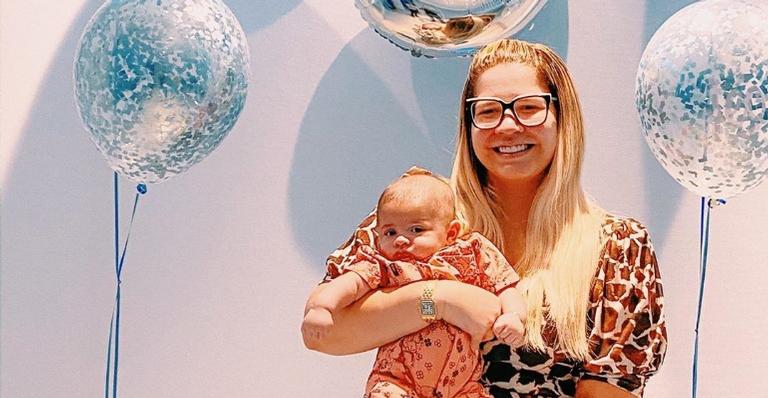 Marília Mendonça comemora 3 meses do filho, Léo, e fica indignada com o preço dos balões