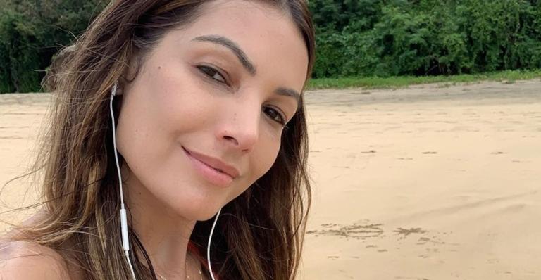 Aos 43 anos, Patrícia Poeta posa de cropped e ostenta abdômen chapado: ”Parece uma adolescente!”