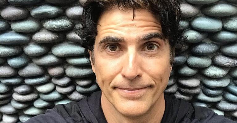 Ao lado de seus mascotes caninos, Reynaldo Gianecchini manda recado sobre isolamento: ”Por amor”