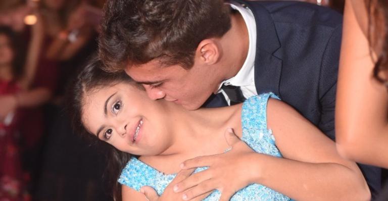 Romarinho comemora 15 anos da irmã com bela homenagem e encanta web: ”Princesa”