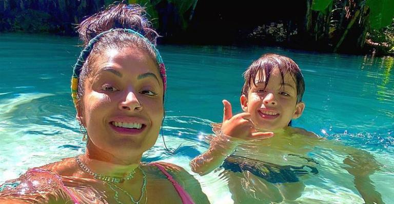 Aline Riscado faz vídeo engraçado ao lado do filho e fãs elogiam: ”Seu filho é uma figura”